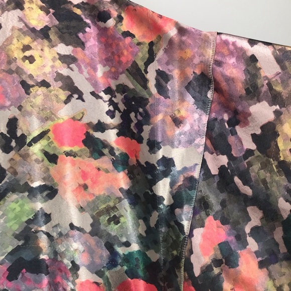 Abstract Floral Satin Duster with *Pockets*!! - Picture 11 of 11